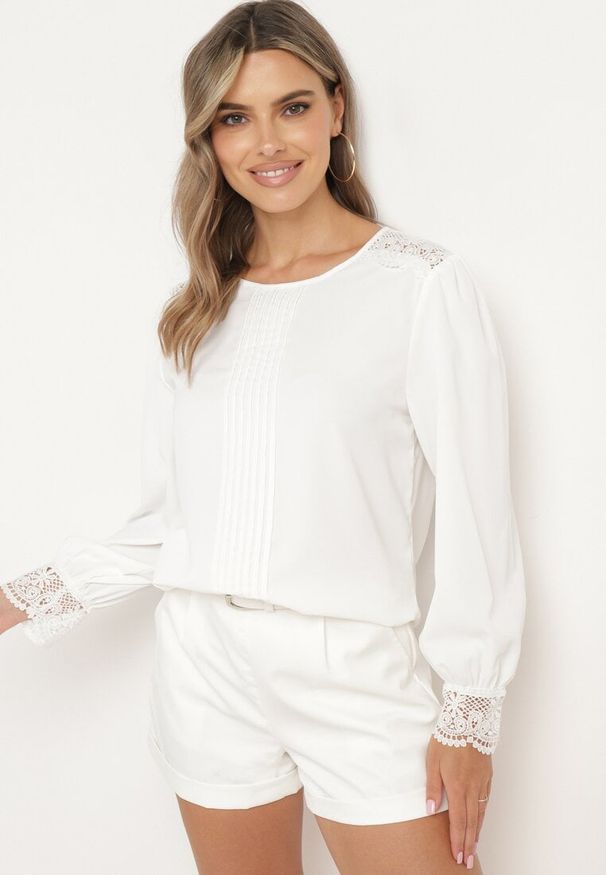 Born2be - Biała Retro Bluzka z Długim Rękawem Ozdobiona Marszczeniem i Haftem na Ramionach Meviana. Okazja: na co dzień. Kolor: biały. Materiał: tkanina. Długość rękawa: długi rękaw. Długość: długie. Wzór: aplikacja, haft. Styl: retro