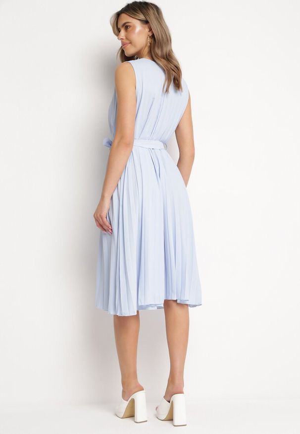 Born2be - Jasnoniebieska Rozkloszowana Sukienka Midi Plisowana z Materiałowym Paskiem Varethia. Kolor: niebieski. Materiał: materiał. Wzór: aplikacja. Długość: midi
