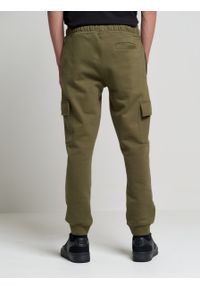 Big-Star - Spodnie dresowe chłopięce bojówki zielone Waldo 303. Kolor: zielony. Materiał: dresówka. Wzór: aplikacja, kratka. Sezon: zima. Styl: vintage #4