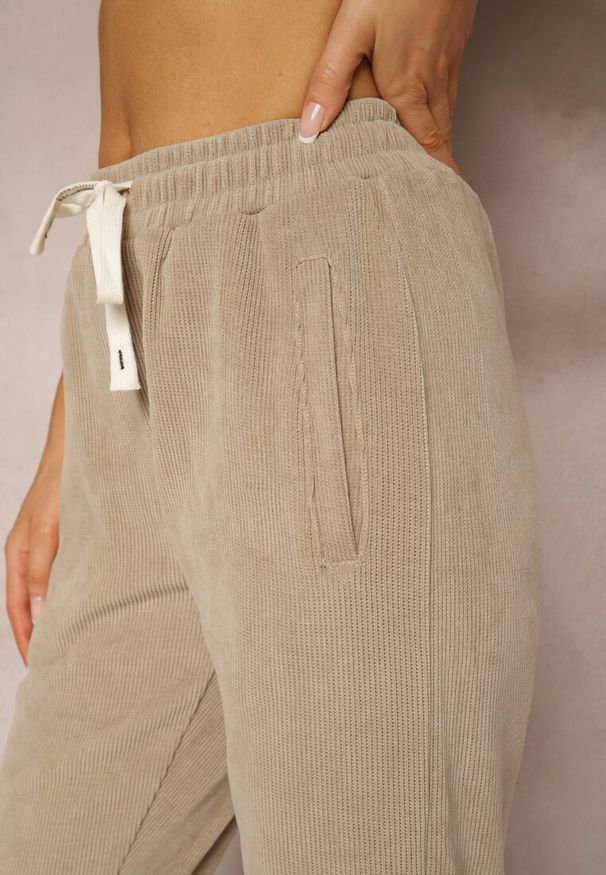 Renee - Ciemnobeżowe Spodnie Sztruksowe High Waist z Dodatkiem Bawełny i Gumką w Talii Jedela. Stan: podwyższony. Kolor: beżowy. Materiał: bawełna, sztruks