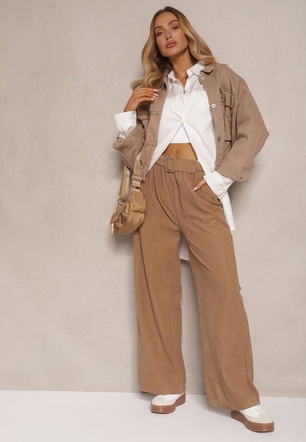 Renee - Ciemnobeżowe Spodnie Sztruksowe o Szerokim Kroju High Waist z Paskiem Valoma. Okazja: na co dzień. Stan: podwyższony. Kolor: beżowy. Materiał: sztruks. Styl: retro, elegancki, casual