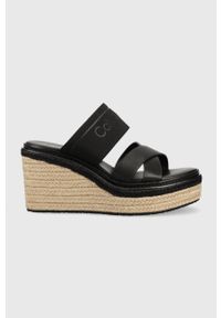 Calvin Klein klapki WEDGE 50HH - HE damskie kolor czarny na koturnie HW0HW01498. Kolor: czarny. Materiał: materiał, skóra, guma, włókno. Wzór: nadruk. Obcas: na koturnie #1