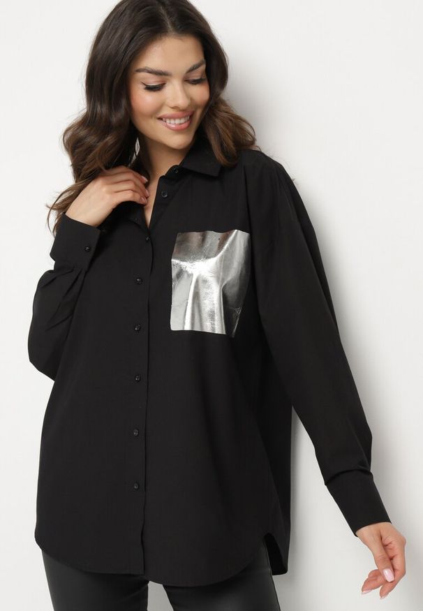 Born2be - Czarna Bawełniana Koszula z Metalicznym Nadrukiem Imitującym Kieszeń Nencilla. Okazja: na spotkanie biznesowe, do pracy. Kolor: czarny. Materiał: bawełna. Długość rękawa: długi rękaw. Długość: długie. Wzór: nadruk. Styl: biznesowy, elegancki, klasyczny
