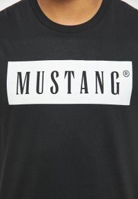 Mustang - MUSTANG STYLE ALEX C LOGO TEE MĘSKI T-SHIRT KOSZULKA NADRUK BLACK 1013223 4142. Okazja: do pracy, na co dzień. Materiał: bawełna, jeans, skóra. Długość rękawa: krótki rękaw. Długość: krótkie. Wzór: nadruk. Styl: klasyczny, casual, elegancki #4