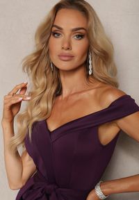 Renee - Ciemnofioletowa Sukienka Wieczorowa Hiszpanka z Materiałowym Paskiem Yellia. Okazja: na imprezę. Typ kołnierza: dekolt hiszpanka. Kolor: fioletowy. Materiał: materiał. Typ sukienki: z odkrytymi ramionami. Styl: wizytowy #4