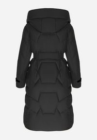 Born2be - Czarna Kurtka z Paskiem i Saszetką Pikowana Długa Phinare. Kolor: czarny. Materiał: materiał. Długość: długie. Wzór: aplikacja #8