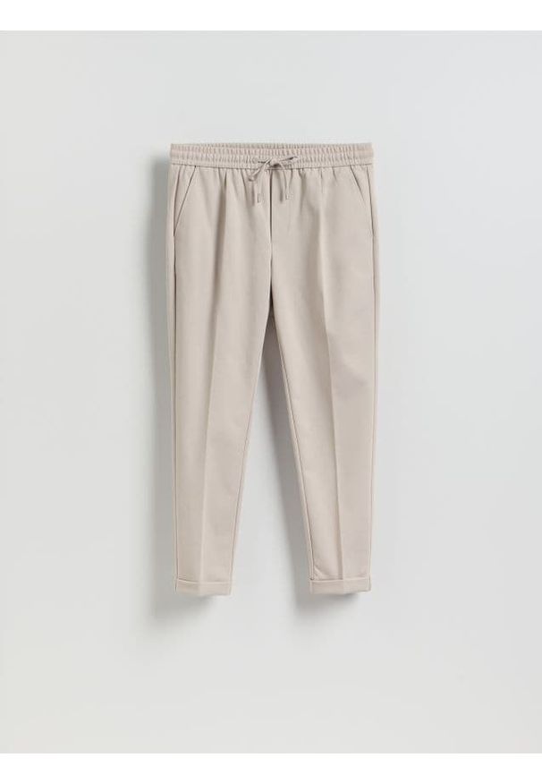 Reserved - Spodnie regular z włóknem bambusowym - beżowy. Kolor: beżowy. Materiał: włókno