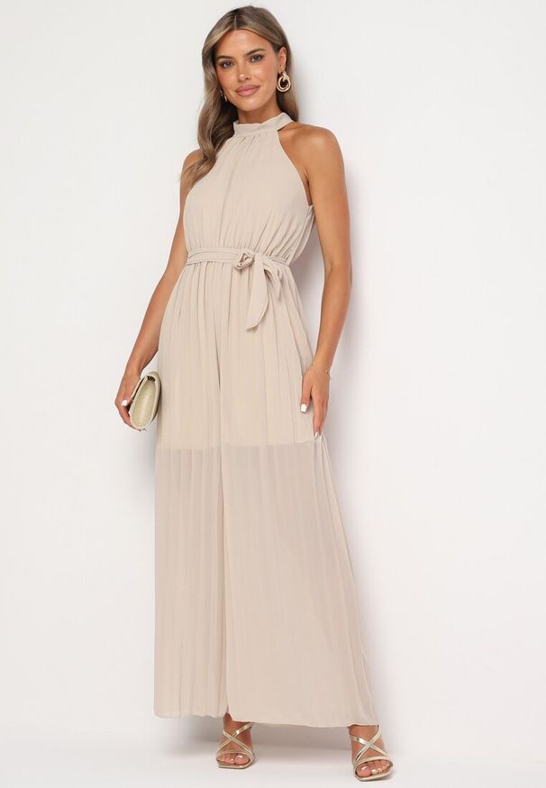 Born2be - Beżowy Taliowany Kombinezon z Dekoltem Typu Halter z Gumką w Pasie i Materiałowym Paskiem Xolefia. Okazja: na co dzień, na imprezę. Kolor: beżowy. Materiał: materiał. Styl: casual, elegancki