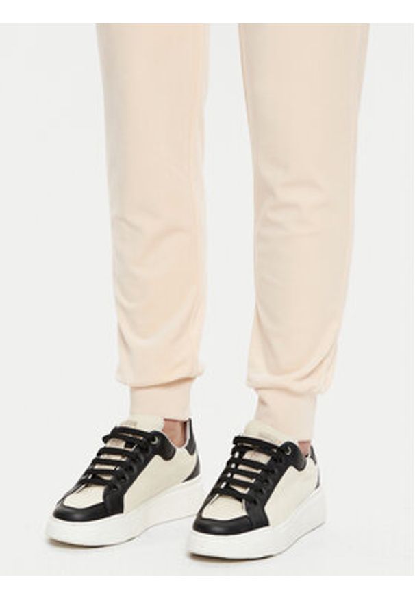Guess Spodnie dresowe V3BB27 KBXI2 Beżowy Regular Fit. Kolor: beżowy. Materiał: syntetyk