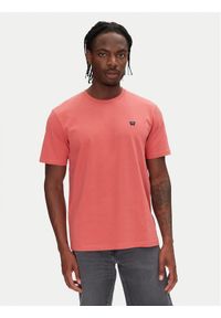 Wrangler T-Shirt Sign Off 112362687 Czerwony Regular Fit. Kolor: czerwony. Materiał: bawełna