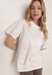 Born2be - Biały Bawełniany T-shirt Oversize z Haftowanym Napisem z Cekinami Aewai. Okazja: na co dzień. Kolor: biały. Materiał: bawełna. Wzór: napisy, haft. Styl: elegancki, casual #6