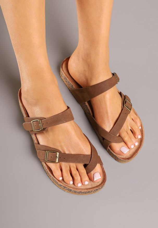 Born2be - Brązowe Klapki Japonki na Korkowej Podeszwie Zdobione Klamrami Idaliora. Okazja: na plażę. Kolor: brązowy. Materiał: jeans. Wzór: aplikacja. Sezon: lato
