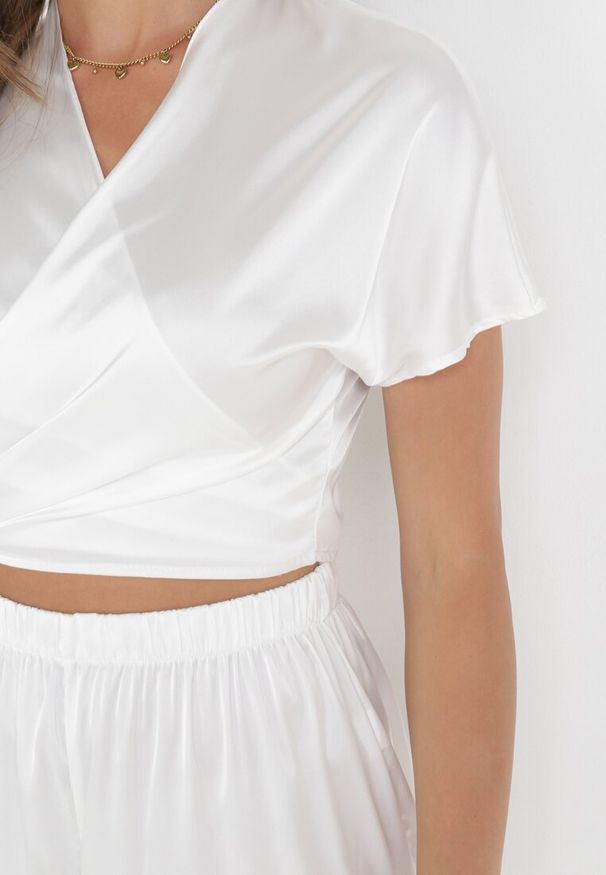 Born2be - Biały 2-częściowy Komplet Top z Ozdobnym Wiązaniem i Długie Spodnie Fransa. Kolor: biały. Materiał: tkanina. Wzór: gładki