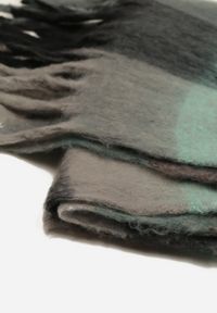 Born2be - Czarno-Szary Szalik w Kolorową Kratkę z Frędzlami Elaventina. Okazja: na co dzień, na spacer. Kolor: czarny. Materiał: jeans. Wzór: kratka, kolorowy. Styl: wizytowy, casual #3