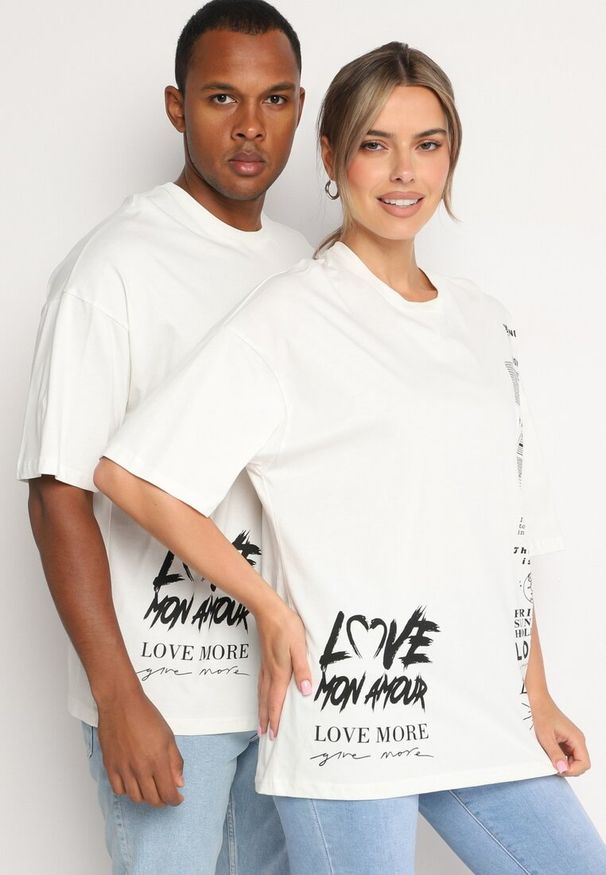 Born2be - Biała Koszulka z Bawełny z Krótkim Rękawem i Nadrukiem Heulwen. Okazja: na co dzień. Kolor: biały. Materiał: bawełna. Długość rękawa: krótki rękaw. Długość: krótkie. Wzór: nadruk. Styl: casual