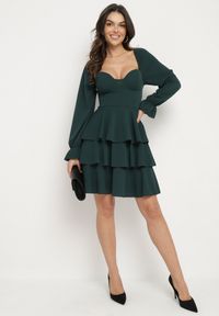 Born2be - Ciemnozielona Rozkloszowana Sukienka z Falbankami i Bufiastymi Rękawami Semithara. Okazja: na co dzień. Typ kołnierza: kołnierz z falbankami. Kolor: zielony. Wzór: aplikacja. Styl: klasyczny, casual, elegancki #4