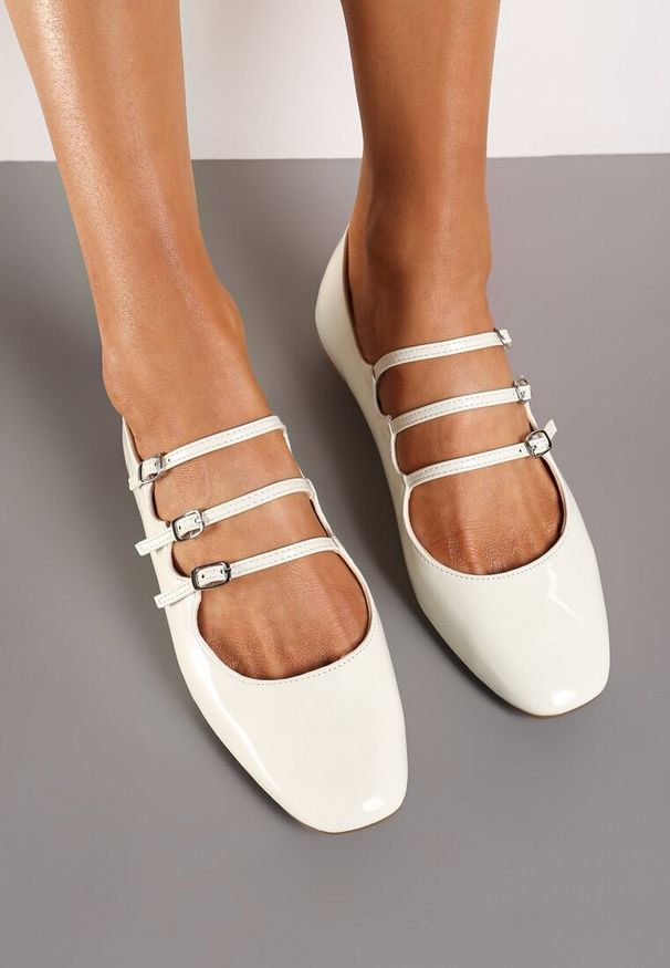 Born2be - Białe Balerinki z Lakierowanej Ekoskóry Zapinane na Sprzączki Ajevia. Zapięcie: sprzączka. Kolor: biały. Materiał: lakier. Wzór: paski. Obcas: na obcasie. Styl: elegancki. Wysokość obcasa: niski