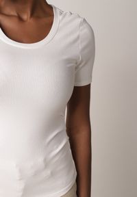 Born2be - Biały Prążkowany T-shirt Ozdobiony po Bokach Marszczeniem Nedisa. Okazja: na co dzień. Kolor: biały. Materiał: prążkowany. Wzór: aplikacja. Styl: casual #4