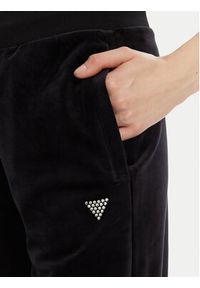 Guess Spodnie dresowe V3BB26 K0232 Czarny Regular Fit. Kolor: czarny. Materiał: syntetyk #5