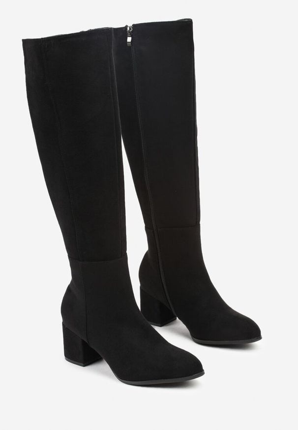 Renee - Czarne Kozaki Vices z Imitacji Zamszu na Niskim Obcasie Typu Słupek Ilovea. Okazja: na imprezę, na co dzień. Kolor: czarny. Materiał: zamsz. Obcas: na obcasie. Styl: casual. Wysokość obcasa: niski