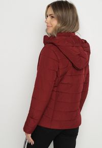 Born2be - Bordowa Przejściowa Kurtka z Pikowanymi Przeszyciami i Odpinanym Kapturem Olunea. Okazja: na spacer, na co dzień. Kolor: czerwony. Materiał: jeans, poliester. Styl: casual, elegancki #3