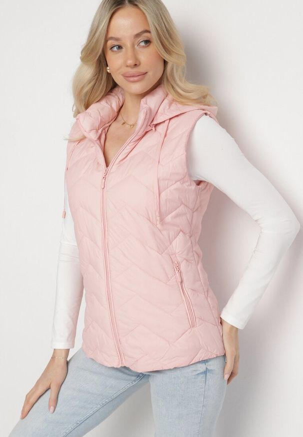 Born2be - Różowa Kamizelka Pikowana z Odpinanym Kapturem Ariluna. Okazja: na co dzień. Kolor: różowy. Materiał: jeans. Styl: casual, sportowy, elegancki