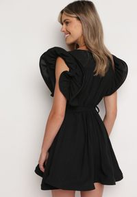 Born2be - Czarna Plisowana Sukienka z Materiałowym Paskiem w Talii i Ozdobnymi Falbankami Christi. Typ kołnierza: kołnierz z falbankami. Kolor: czarny. Materiał: materiał. Typ sukienki: rozkloszowane #2