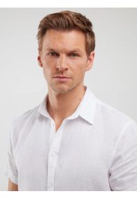 Big-Star - Lniana koszula męska z krótkim rękawem biała Liners 101. Okazja: na co dzień. Typ kołnierza: kołnierzyk klasyczny. Kolor: biały. Materiał: len. Długość rękawa: krótki rękaw. Długość: krótkie. Sezon: lato. Styl: klasyczny, elegancki, casual #7