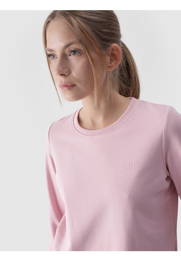4f - 4F Bluza dresowa nierozpinana bez kaptura damska - różowa S. Okazja: na co dzień. Typ kołnierza: bez kaptura. Kolor: różowy. Materiał: dresówka. Wzór: gładki, ze splotem. Styl: klasyczny, sportowy, casual
