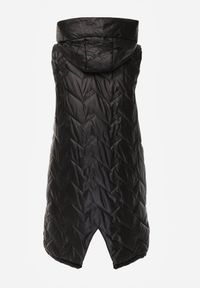 Renee - Czarna Długa Pikowana Kamizelka z Kapturem i Ozdobną Naszywką Mentape. Typ kołnierza: kaptur. Kolor: czarny. Długość: długie. Wzór: aplikacja. Styl: sportowy #4