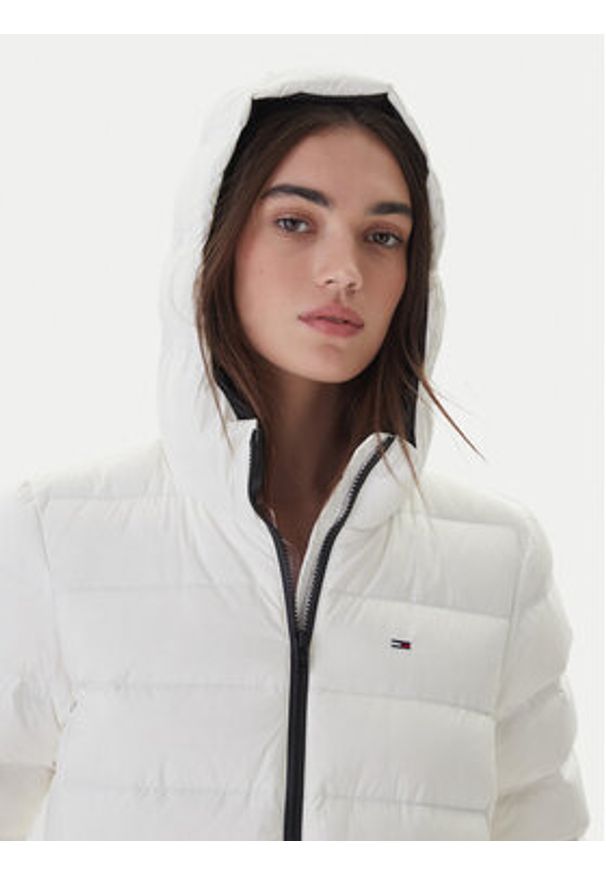 Tommy Jeans Kurtka puchowa DW0DW21617 Biały Regular Fit. Kolor: biały. Materiał: syntetyk