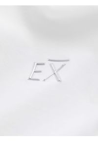 Ombre Clothing - Męski longsleeve V-neck SLIM FIT z elastanem i printem – biały V2. Okazja: na co dzień. Typ kołnierza: dekolt w serek. Kolor: biały. Materiał: elastan. Długość rękawa: długi rękaw. Wzór: nadruk. Styl: klasyczny, casual #8