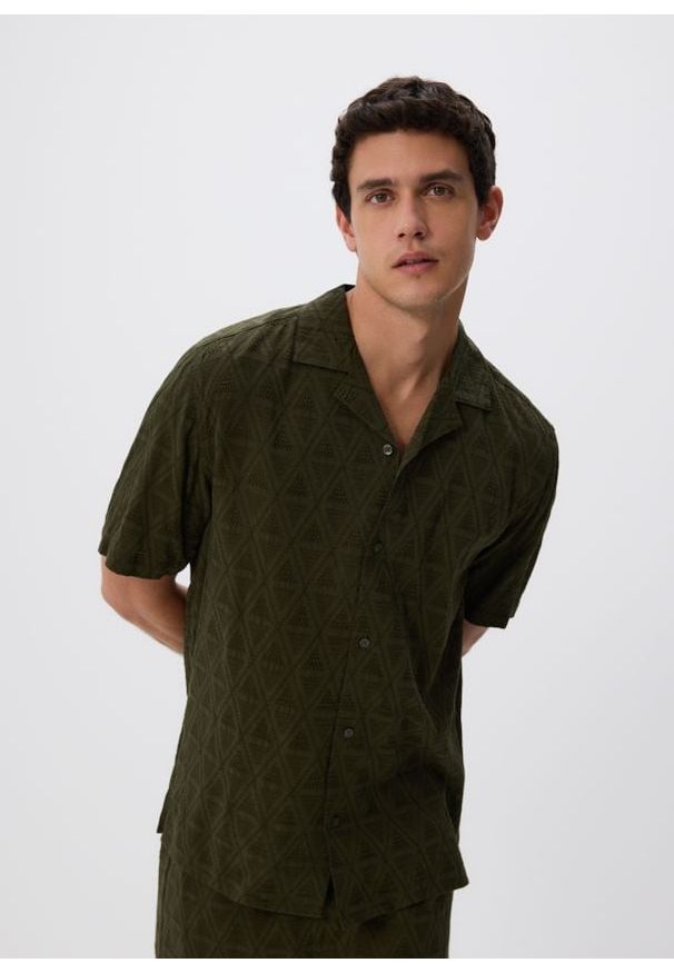 Reserved - Koszula regular fit ze strukturalnej tkaniny - zielony. Kolor: zielony. Materiał: tkanina
