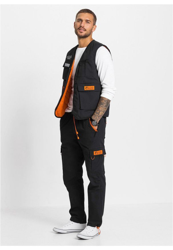bonprix - Spodnie z kieszeniami cargo, z gumką w talii, o kroju relaxed fit, straight. Kolor: czarny. Styl: sportowy