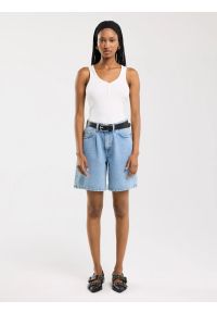 Big-Star - Koszulka damska na ramiączkach z ozdobnymi guzikami biała Messa 100. Typ kołnierza: dekolt w kształcie V. Kolor: biały. Materiał: jeans, materiał, prążkowany. Długość rękawa: na ramiączkach. Sezon: lato. Styl: elegancki
