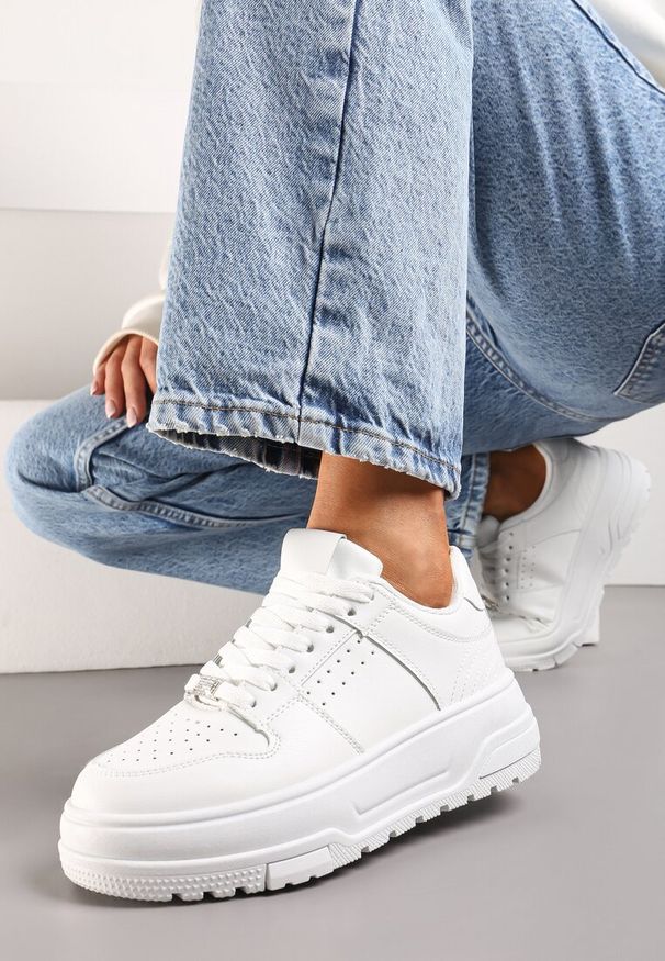 Renee - Białe Sneakersy z Ekoskóry na Grubej Podeszwie z Ozdobnymi Wstawkami Sarnei. Nosek buta: okrągły. Zapięcie: sznurówki. Kolor: biały. Materiał: materiał. Obcas: na obcasie. Wysokość obcasa: niski