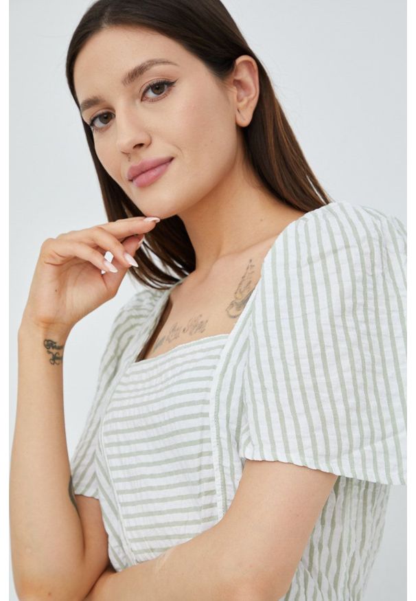 Vero Moda sukienka bawełniana kolor zielony midi rozkloszowana. Typ kołnierza: dekolt w karo. Kolor: zielony. Materiał: bawełna. Długość rękawa: krótki rękaw. Typ sukienki: rozkloszowane. Długość: midi