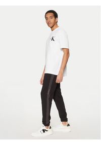 Calvin Klein Jeans Spodnie dresowe J30J327243 Czarny Regular Fit. Kolor: czarny. Materiał: syntetyk, bawełna