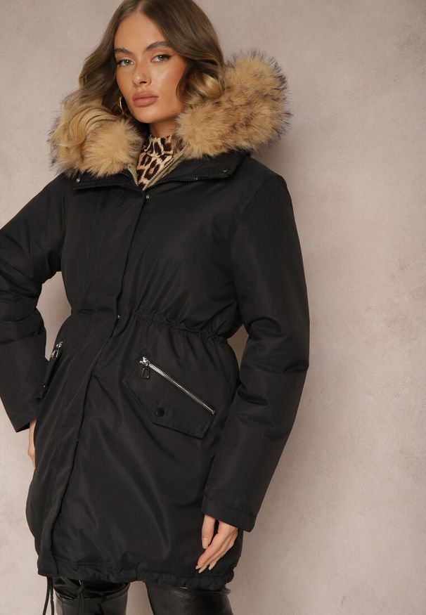 Renee - Czarna Kurtka Parka Ściągana w Talii z Dwustronnym Suwakiem i Kapturem z Futrem Edrieth. Kolor: czarny. Materiał: futro. Sezon: zima