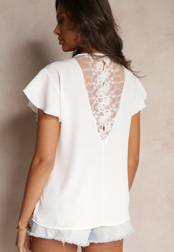 Renee - Biała Przezroczysta Bluzka z Koronkowymi Wstawkami Lenley. Okazja: na co dzień. Typ kołnierza: kołnierz z falbankami. Kolor: biały. Materiał: koronka. Styl: casual