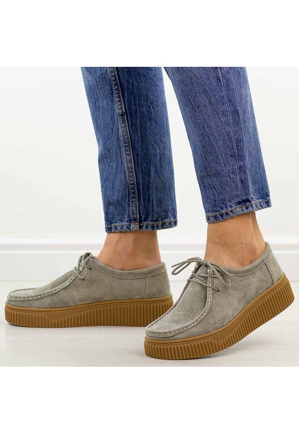 Khaki skórzane półbuty damskie Filippo Dp7500/26. Okazja: na co dzień. Nosek buta: okrągły. Zapięcie: sznurówki. Kolor: brązowy. Materiał: zamsz, skóra. Szerokość cholewki: normalna. Sezon: wiosna, jesień. Styl: casual, elegancki, klasyczny