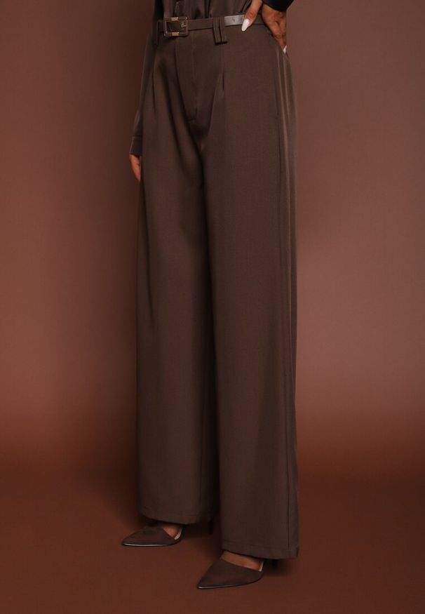 Renee - Brązowe Szerokie Spodnie Garniturowe Ozdobione Paskiem Cirrive. Okazja: na spotkanie biznesowe. Stan: podwyższony. Kolor: brązowy. Wzór: aplikacja. Styl: biznesowy, elegancki