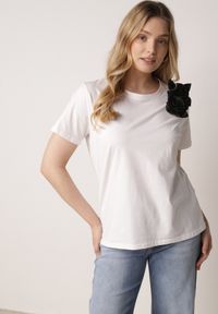 Born2be - Biało-Czarny Klasyczny T-shirt z Bawełny Zdobiony Aplikacją 3D w Kształcie Kwiatów Noebel. Okazja: na co dzień. Kolor: biały. Materiał: bawełna. Wzór: kwiaty, aplikacja. Styl: klasyczny #4