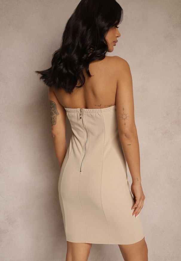 Renee - Beżowa Sukienka z Wiskozą Typu Bodycon Ellavira. Kolor: beżowy. Materiał: wiskoza. Typ sukienki: bodycon. Styl: klasyczny