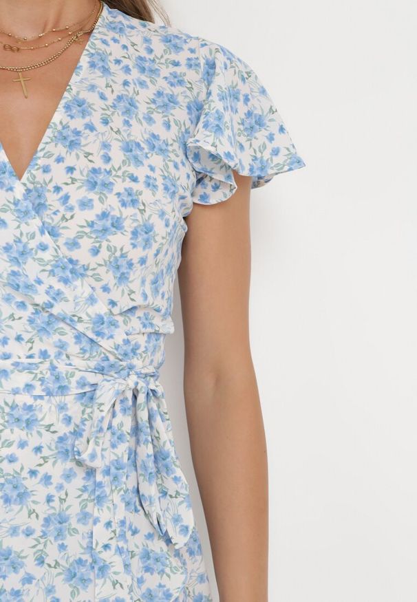 Born2be - Niebieska Kopertowa Rozkloszowana Sukienka Midi z Falbanką Bakera. Kolor: niebieski. Wzór: aplikacja. Typ sukienki: kopertowe. Długość: midi