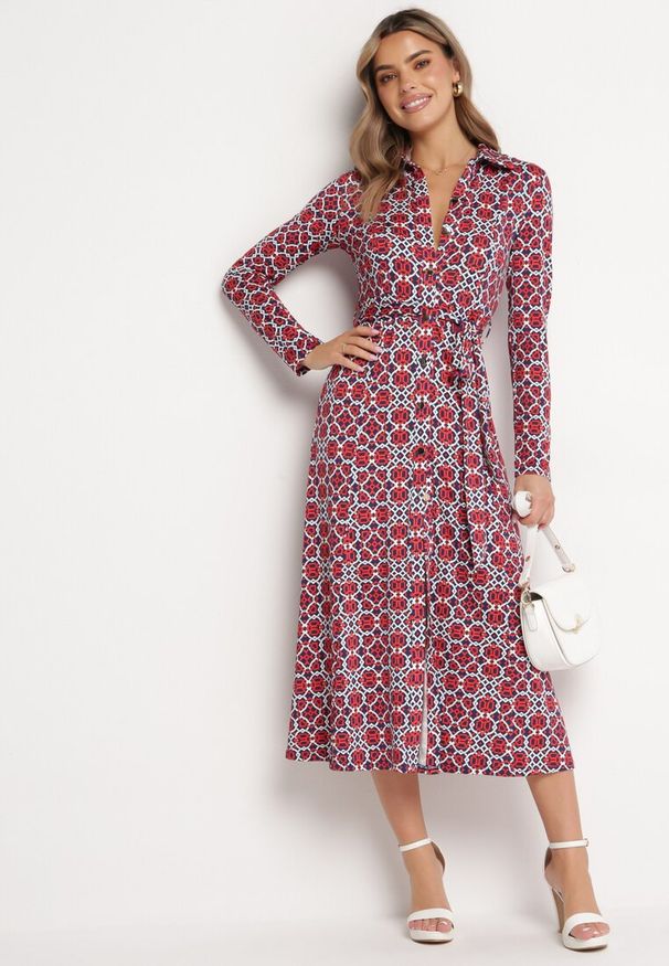 Born2be - Czerwono-Biała Taliowana Sukienka Maxi z Materiałowym Paskiem w Geometryczny Print Filint. Kolor: niebieski. Materiał: materiał. Wzór: geometria, nadruk. Długość: maxi