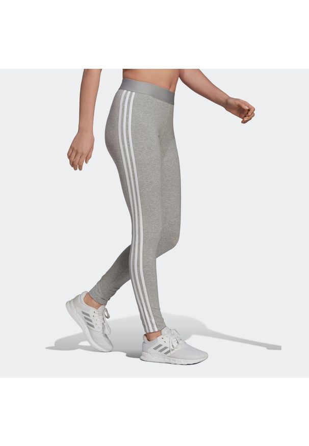 Adidas - Legginsy fitness. Materiał: bawełna, elastan. Wzór: paski. Sport: fitness