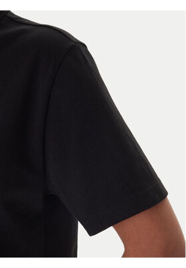 Tommy Jeans T-Shirt Badge DW0DW22202 Czarny Boxy Fit. Kolor: czarny. Materiał: bawełna