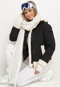 Born2be - Czarna Pikowana Kurtka o Prostym Kroju z Kapturem Obszyta Ozdobnym Futerkiem Ettelinea. Okazja: na co dzień. Typ kołnierza: kaptur. Kolor: czarny. Materiał: futro. Styl: casual #1