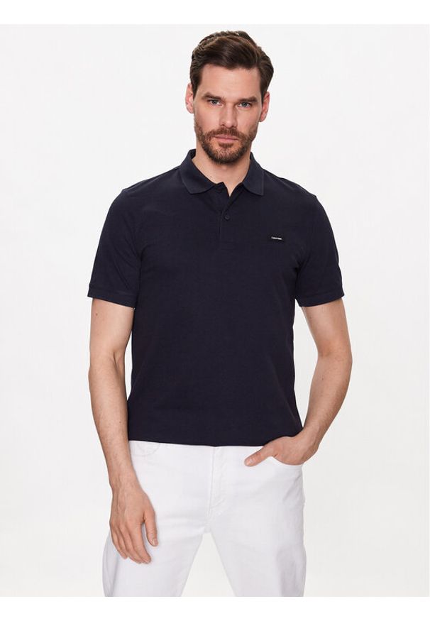 Calvin Klein Polo K10K111196 Granatowy Slim Fit. Typ kołnierza: polo. Kolor: niebieski. Materiał: bawełna